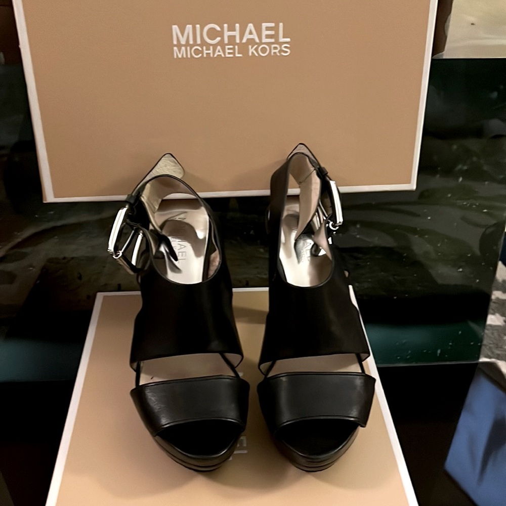 Genuine EUC 7 MK Blk Carla Leather Platform Sandal 4.5 inch heel.